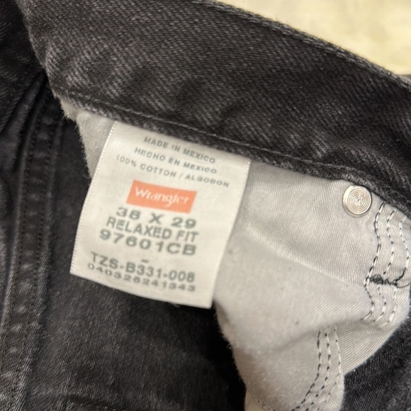 Wrangler 38 x 29 relaxed fit black used in excellent condition - Picture 12 of 12
